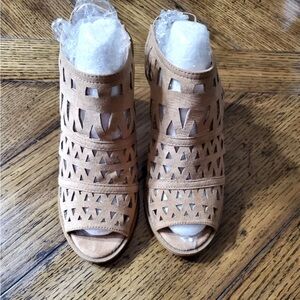 NWB.Beston EG22 Women's Cut Out Elastic Strap Dress Heels Tan. 
Size 6